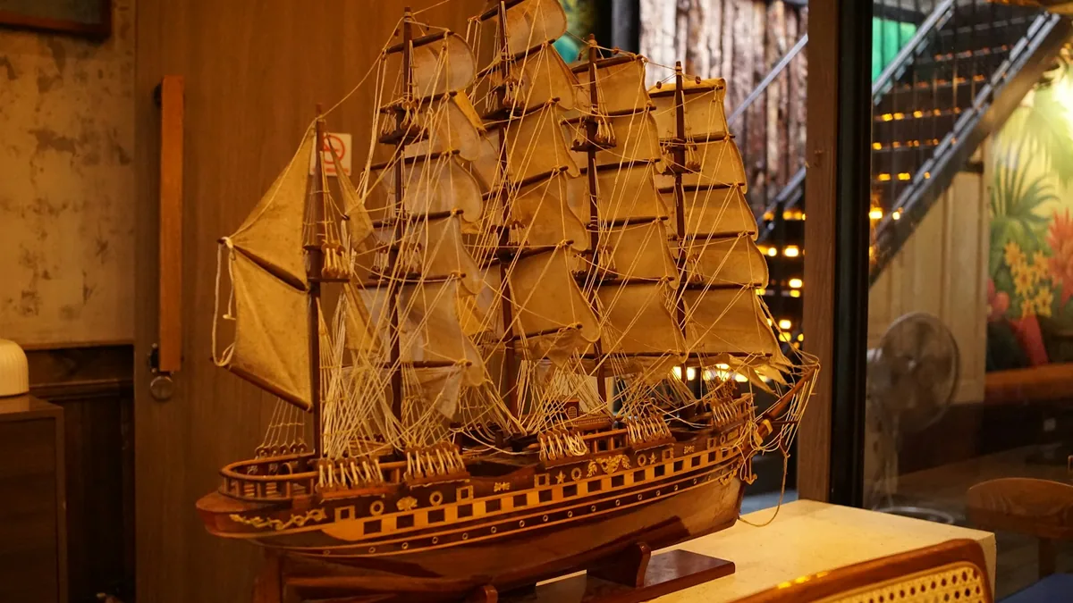 Maqueta de un velero de tres palos con la arboladura montada y la jarcia tendida sobre el casco de madera